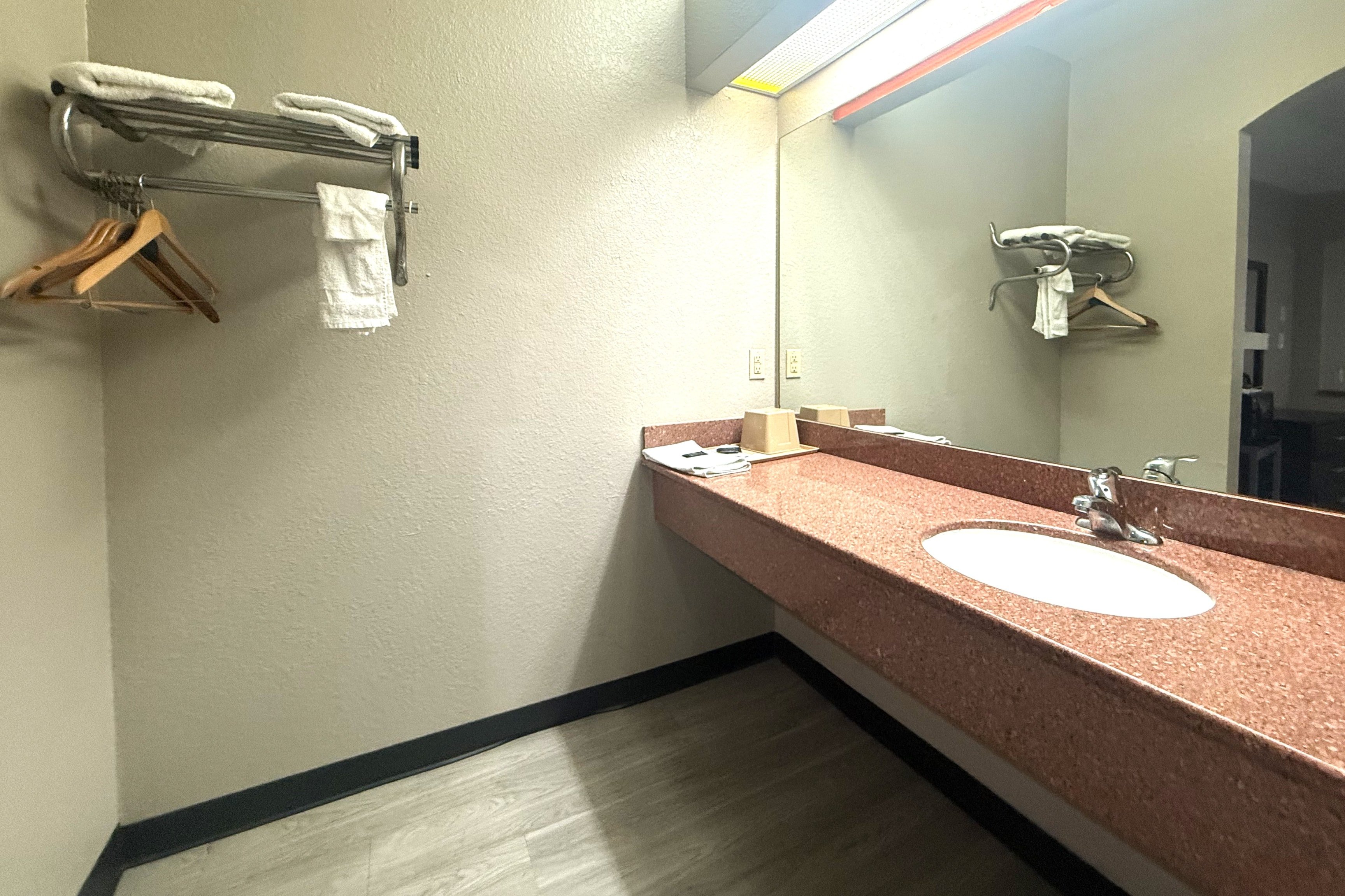 Hotel O Regency Suites Houston - IAH Beltway 8 33/37
