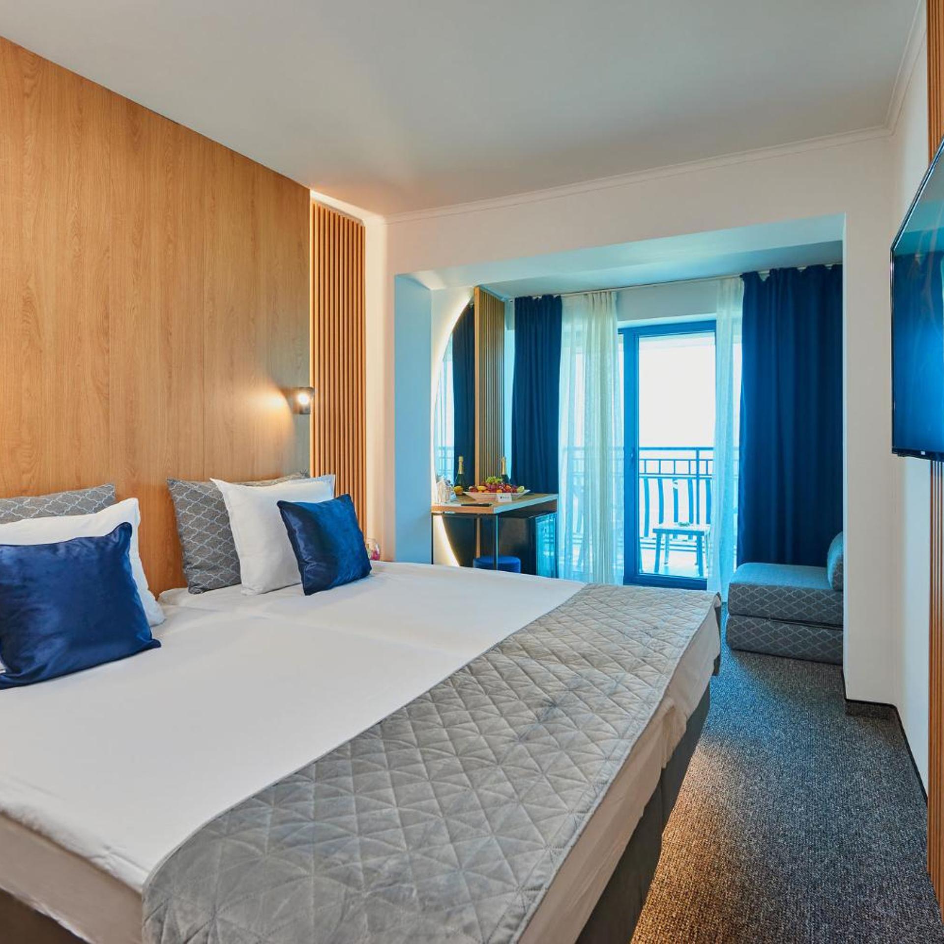 Comfort, Twin Beds, Lateral Side Sea View, Balcony, High Floor