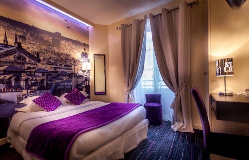 ROOM, DOUBLE BED, BATHTUB