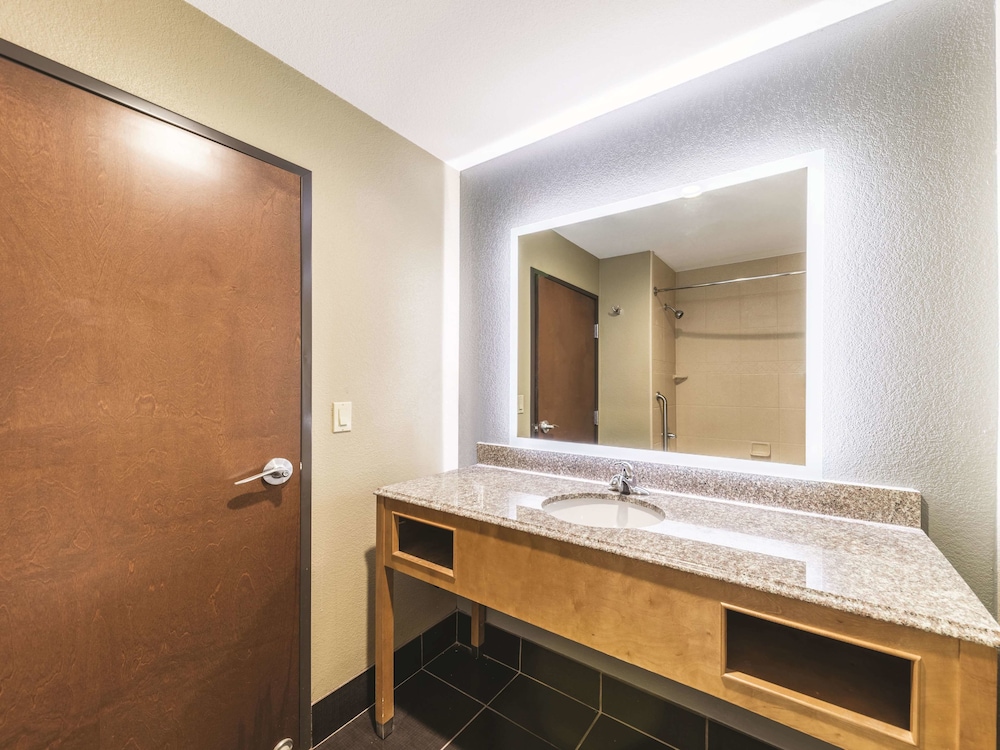 La Quinta Inn & Suites by Wyndham Tulsa - Catoosa Route 66 18/36