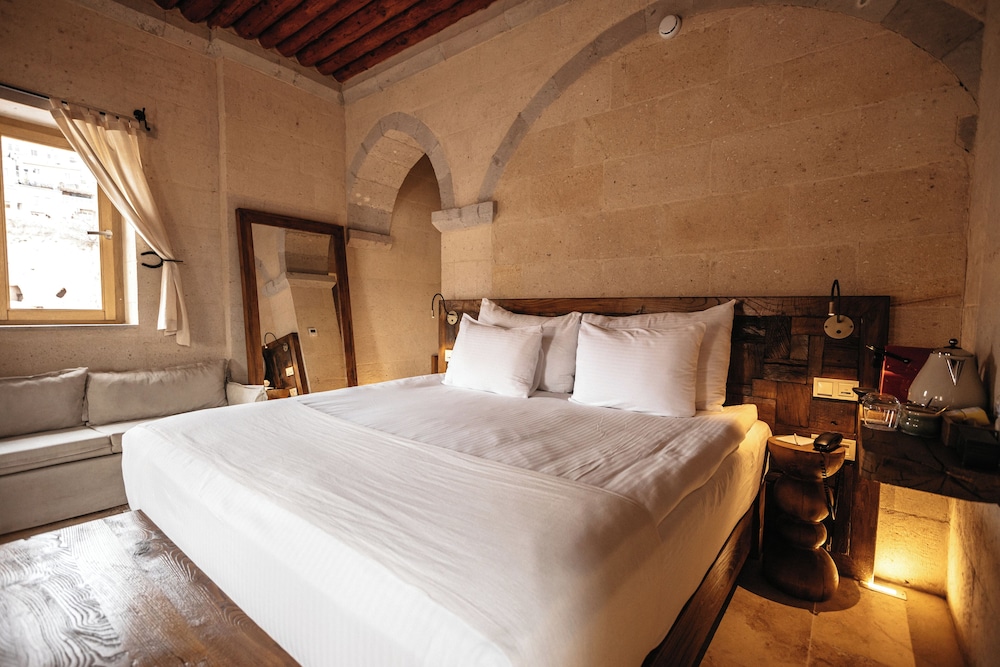 MILLSTONE CAVE SUITES 22/77