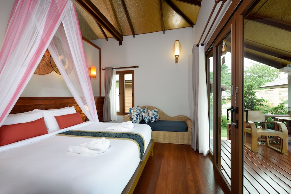 Pingchan Beachfront Resort 10/50