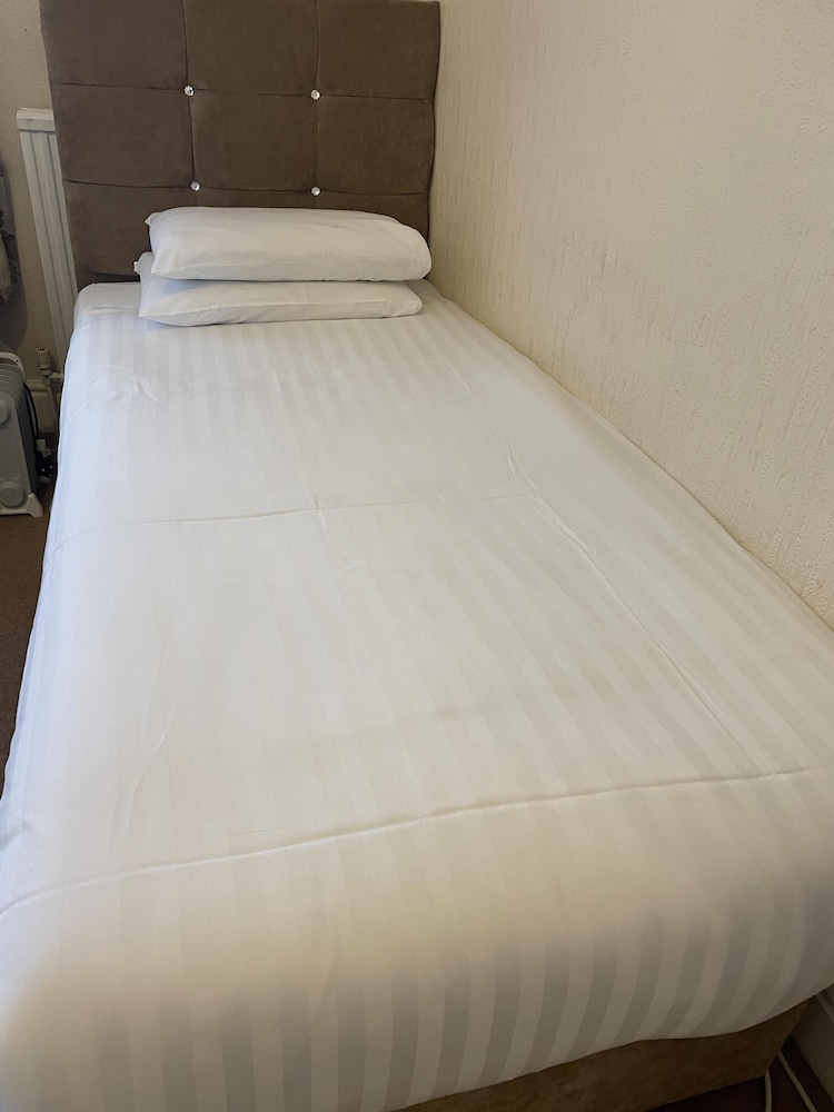 Diamonds Lodge Ltd (Ex Crossways Guest House) 18/34