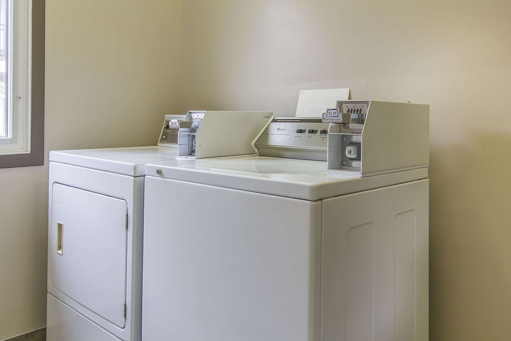 Econo Lodge Inn and Suites Lethbridge - Henderson Lake 14/29