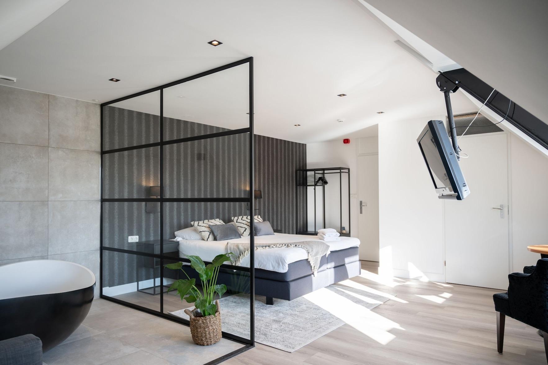 Deluxe, Double Bed