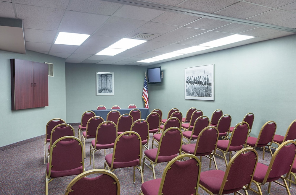 Quality Suites Lansing West 29/45