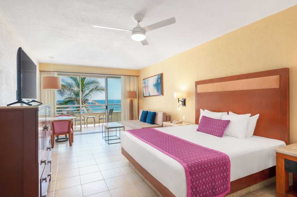 SUPERIOR, BEACH FRONT, BALCONY