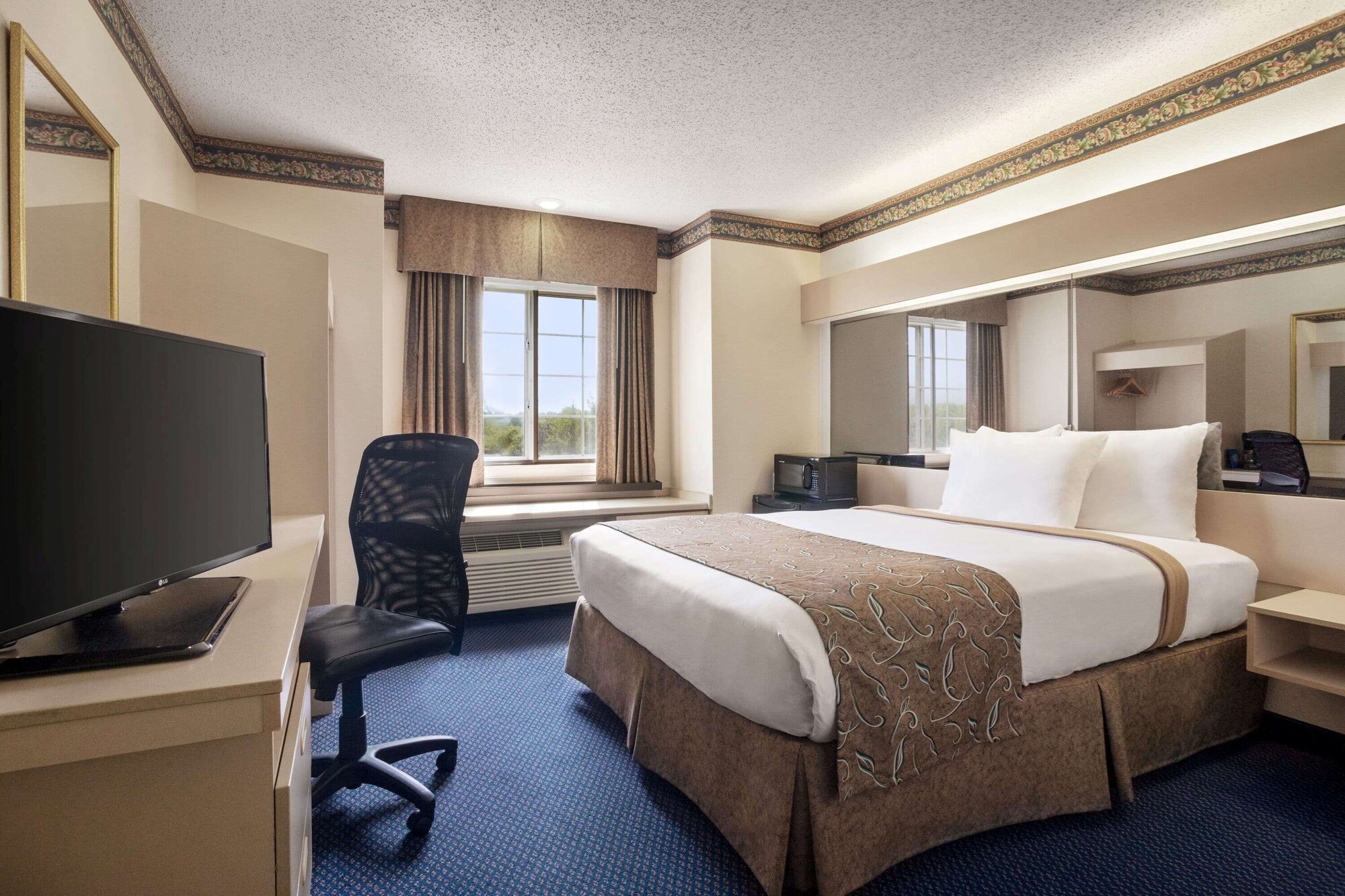 غرفة بسرير كوين، Travelodge By Wyndham Fort Scott 2/3