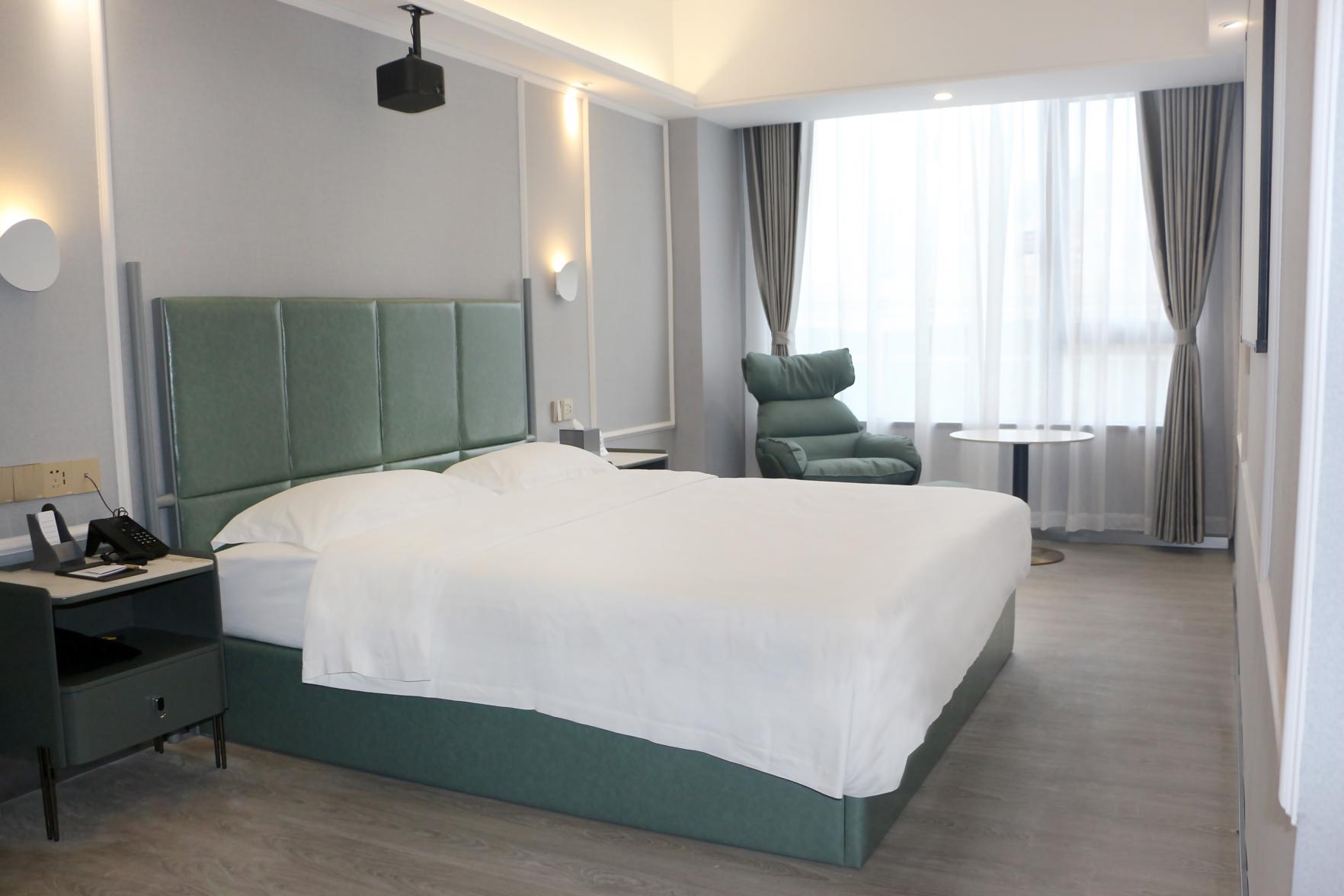 Feature, Queen Bed