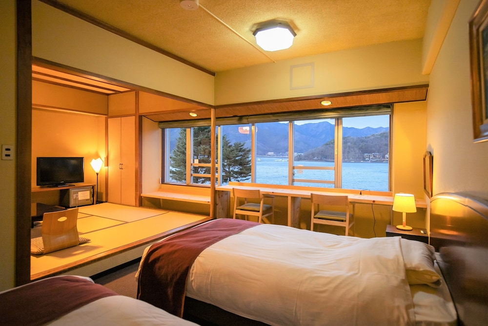 Japanese Western, Twin Beds, 4 Futon Beds, Lake View, West Wing 4/8