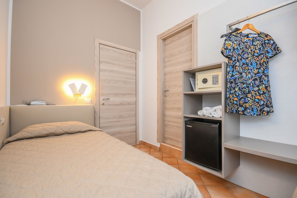ROOM, SINGLE