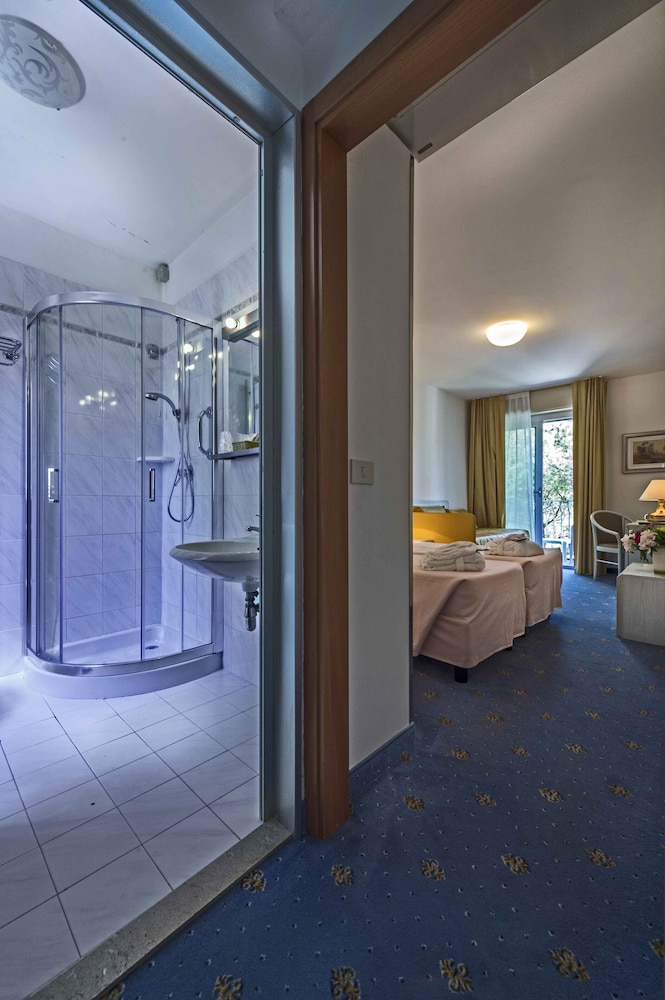 HOTEL MERIDIANUS 50/50