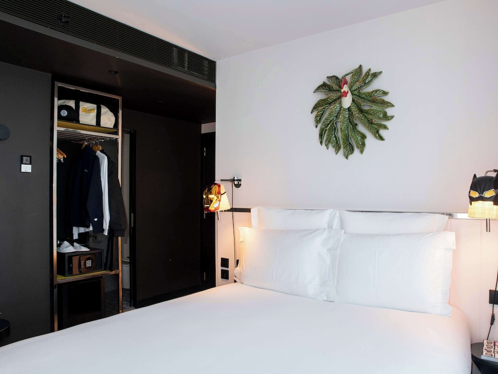 Small Mama, Queen Bed, Balcony 3/8