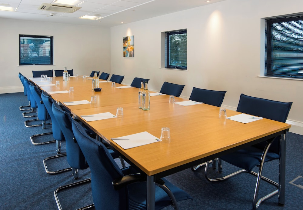 Holiday Inn Express Newport 35/47