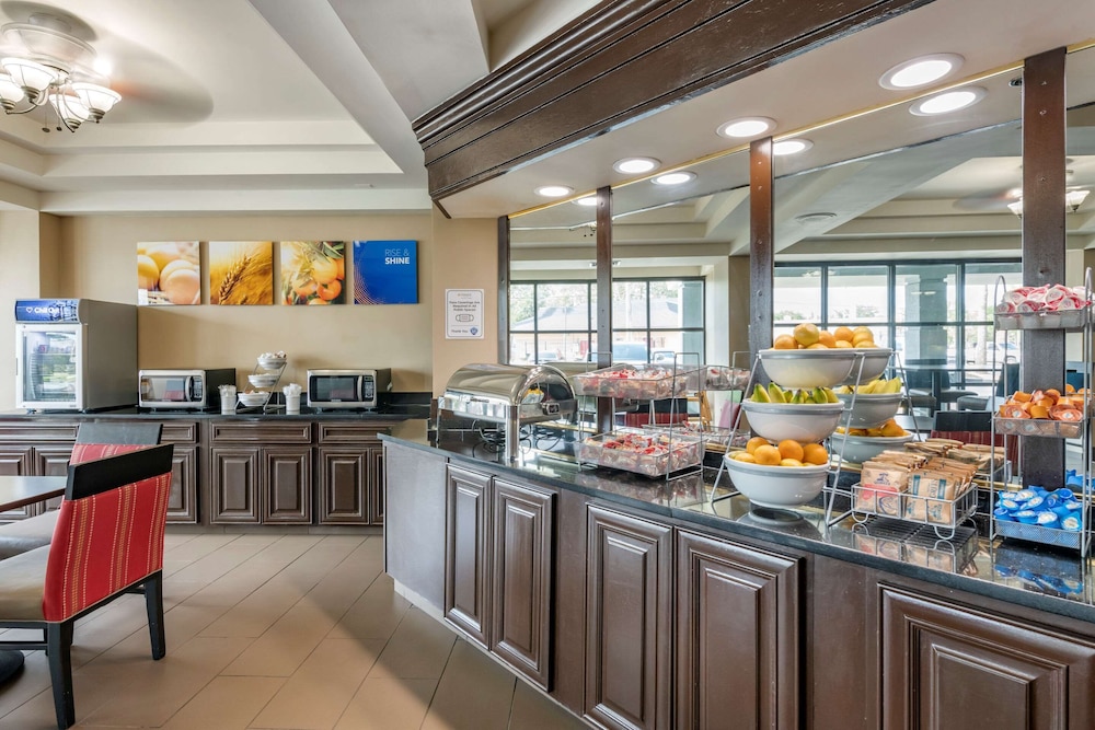 Comfort Suites Baymeadows Near Butler Blvd 18/27