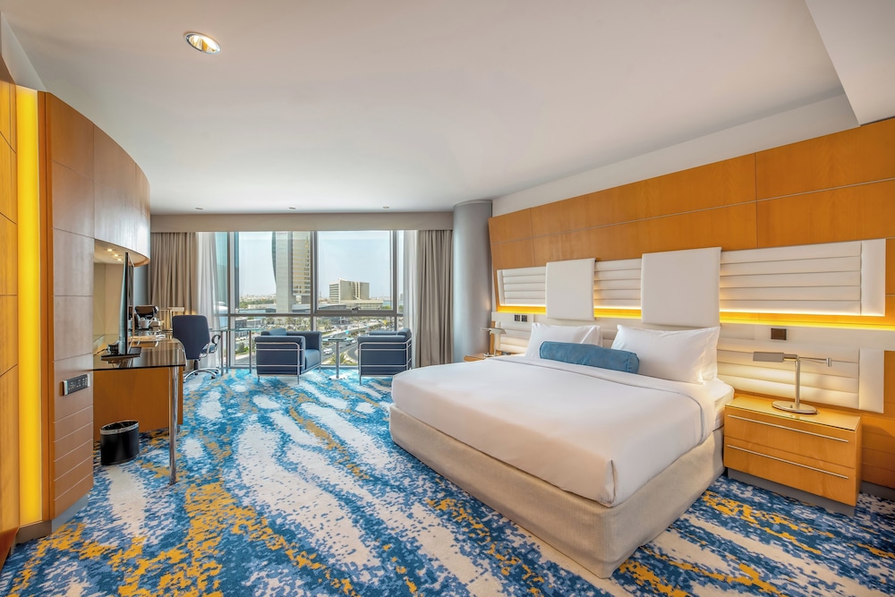 DELUXE, KING BED