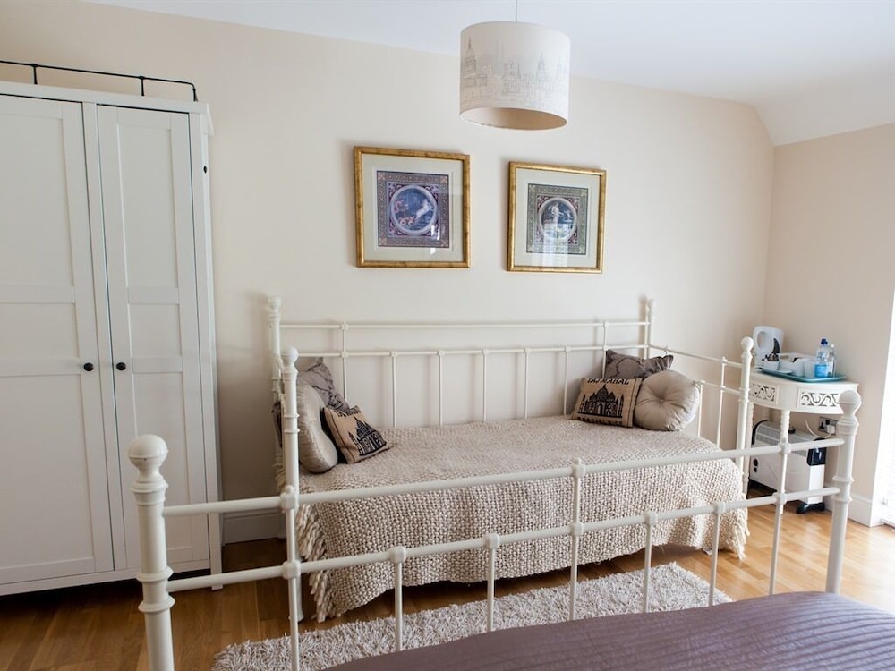 Birch House B B 8/33