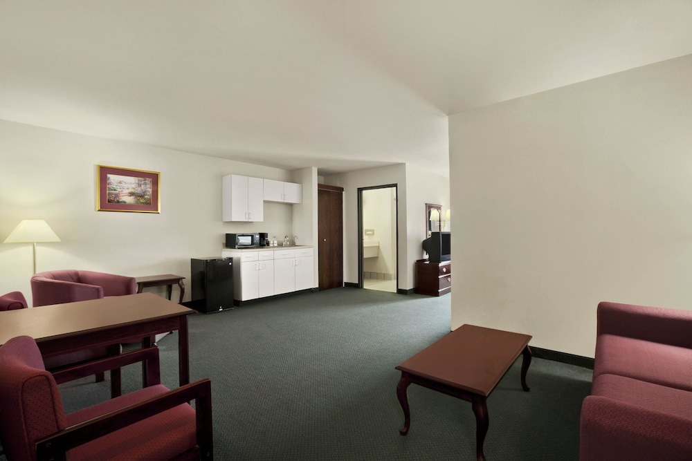 Days Inn & Suites By Wyndham Romeoville 20/26