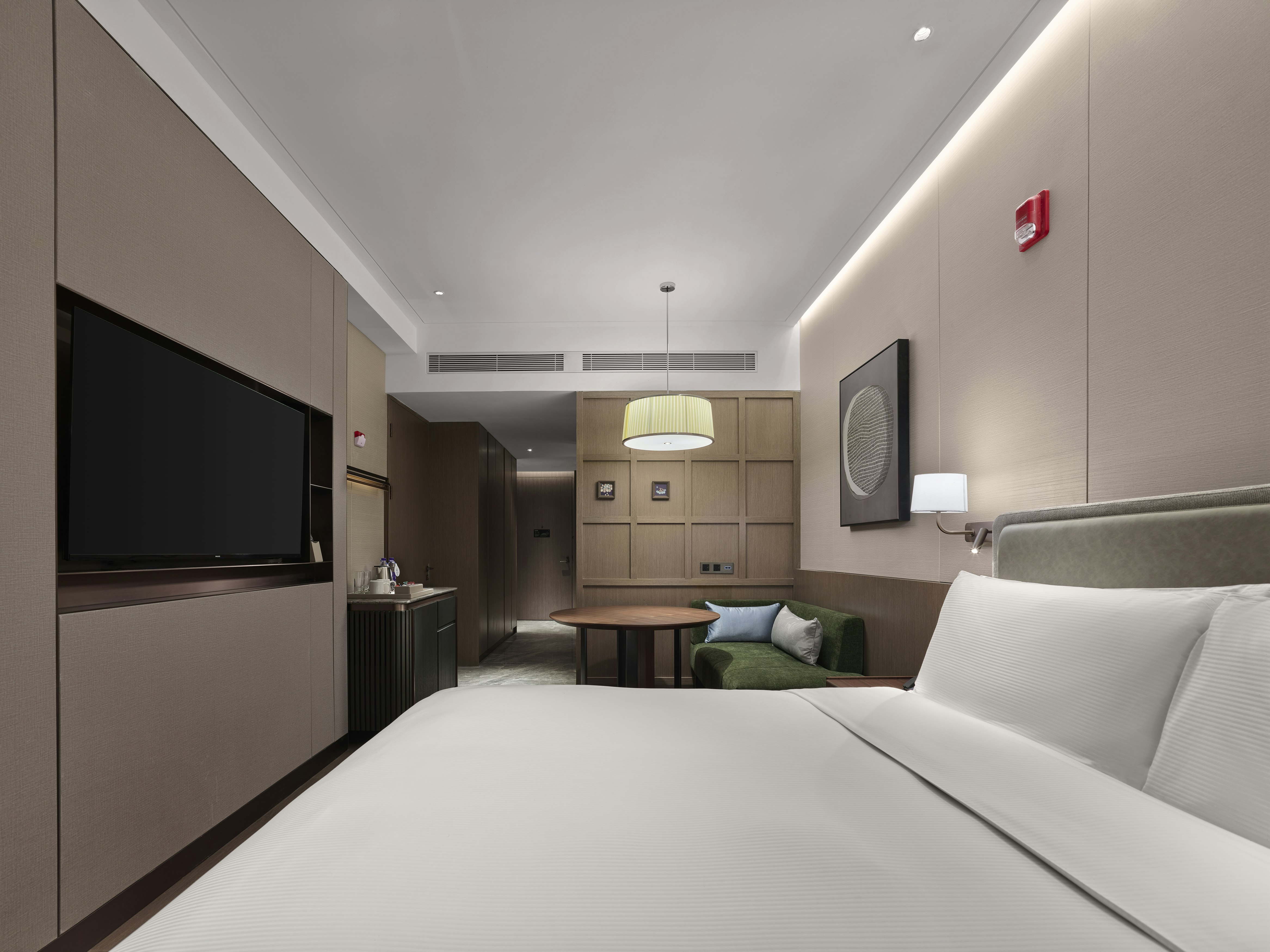 ROOM, KING BED, ACCESSIBLE