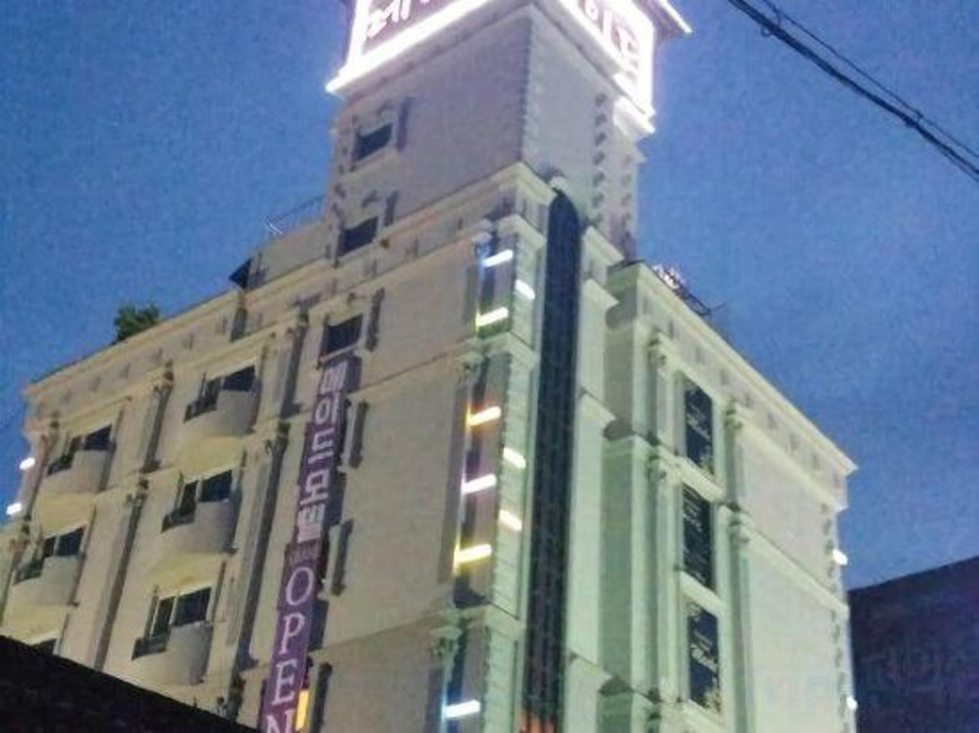 Made Hotel 9/50