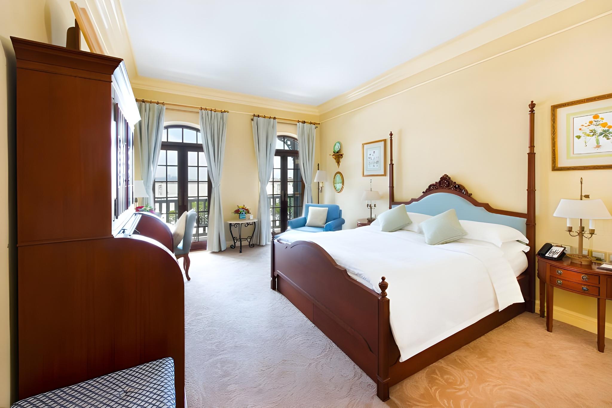 Superior, Double or Twin Bed, Wharf View