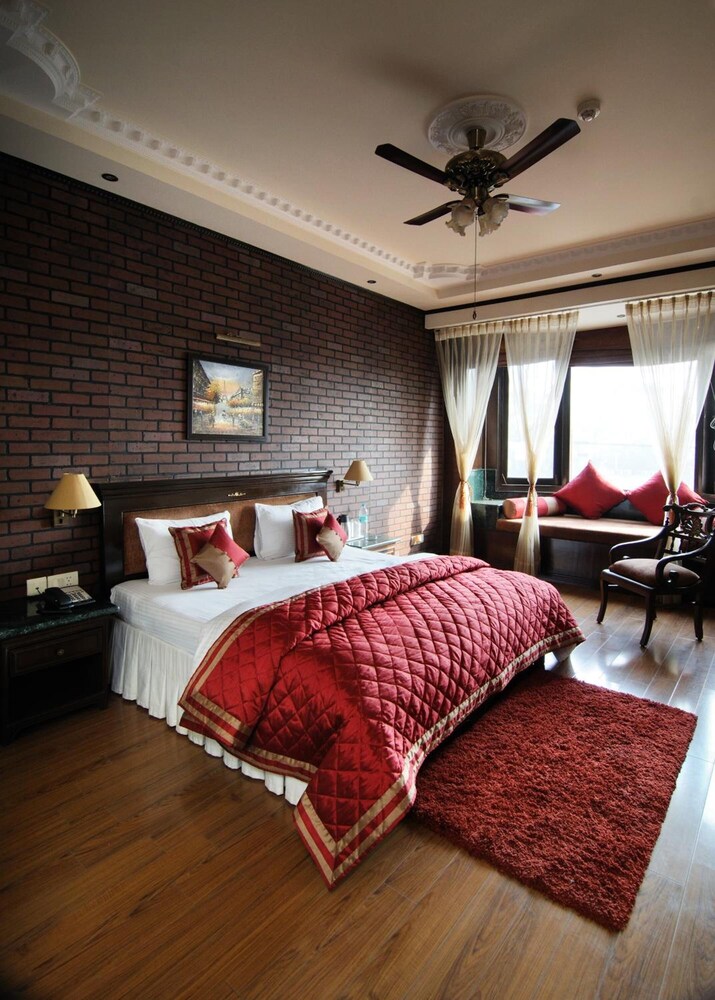 Diplomat Residency 28/46