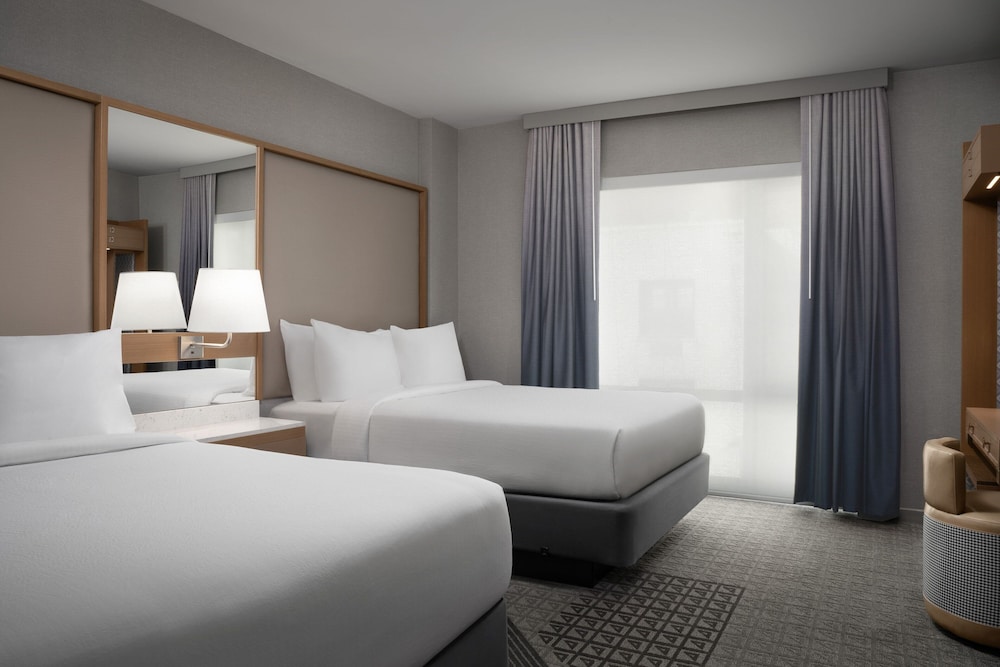 Suite, 2 Queen Beds, High Floor, Accessible