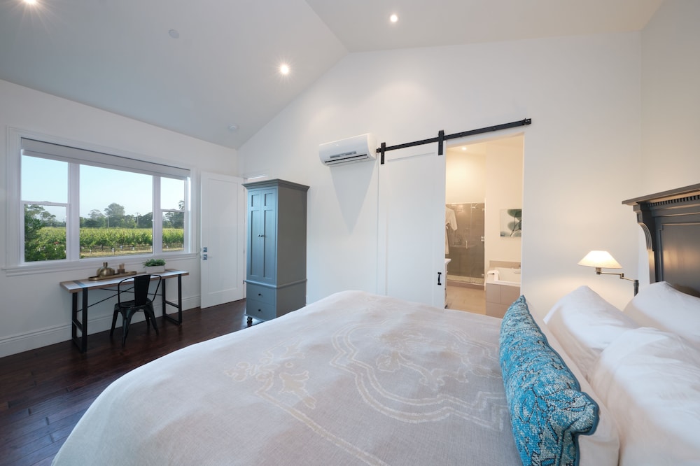 2 BEDROOMS, PREMIER, SUITE, VINEYARD VIEW