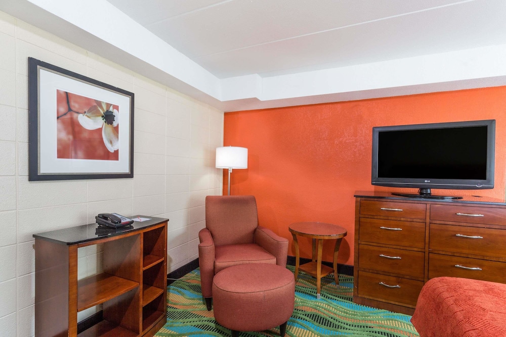 Howard Johnson by Wyndham Virginia Beach At The Beach 18/24