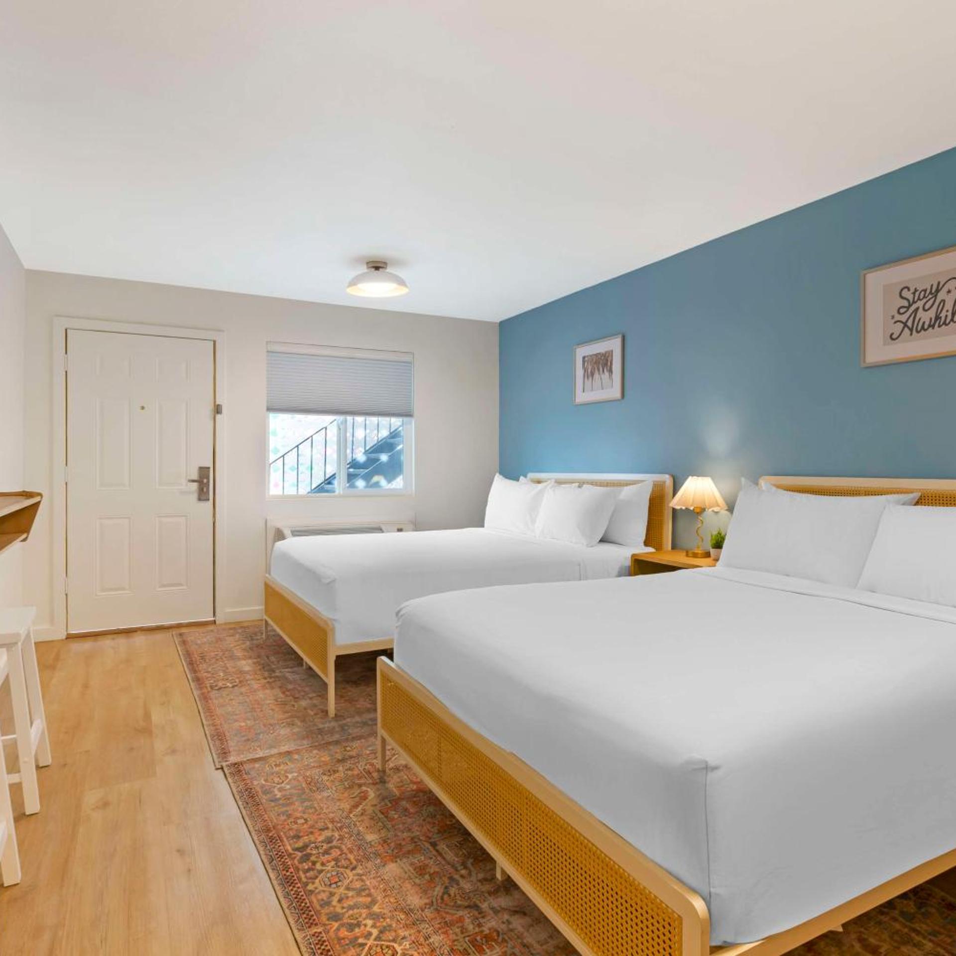 Room, 2 Queen Beds, Pool Side, Kitchenette