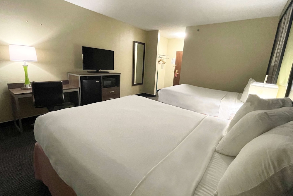 Super 8 By Wyndham St Charles 8/25