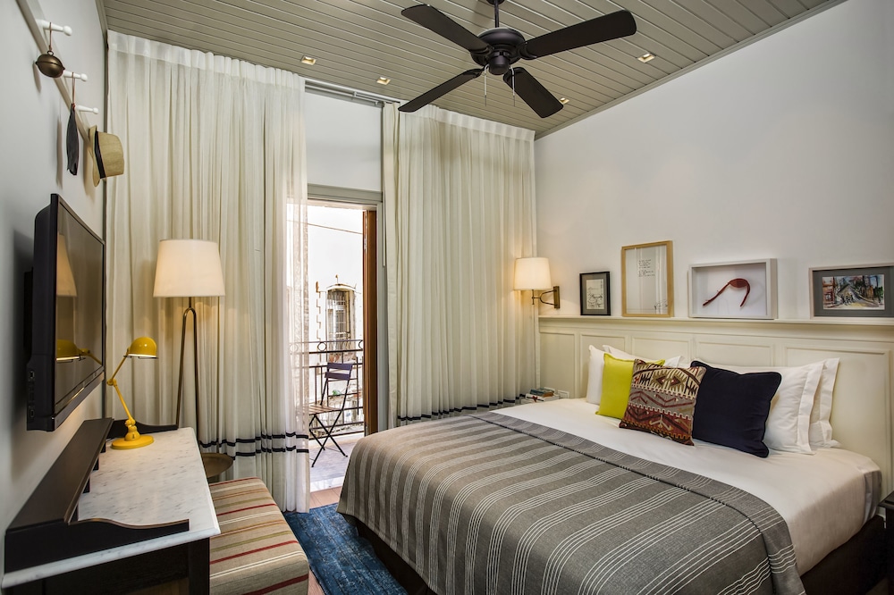 STANDARD, DOUBLE OR TWIN BED, BALCONY