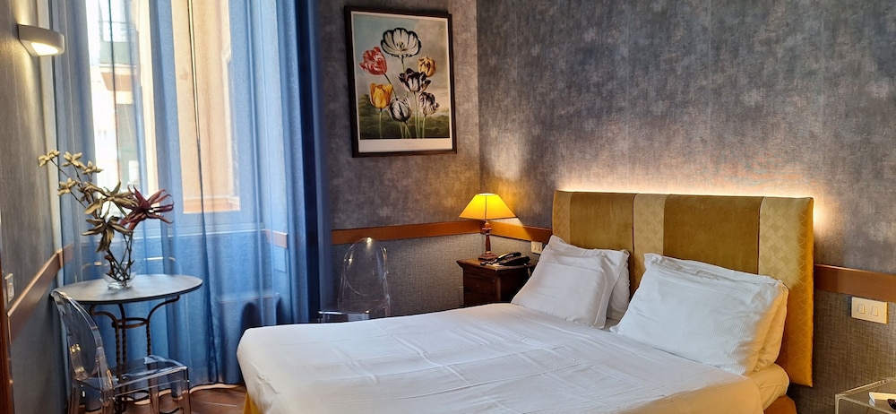 ROOM, DOUBLE OR TWIN BED