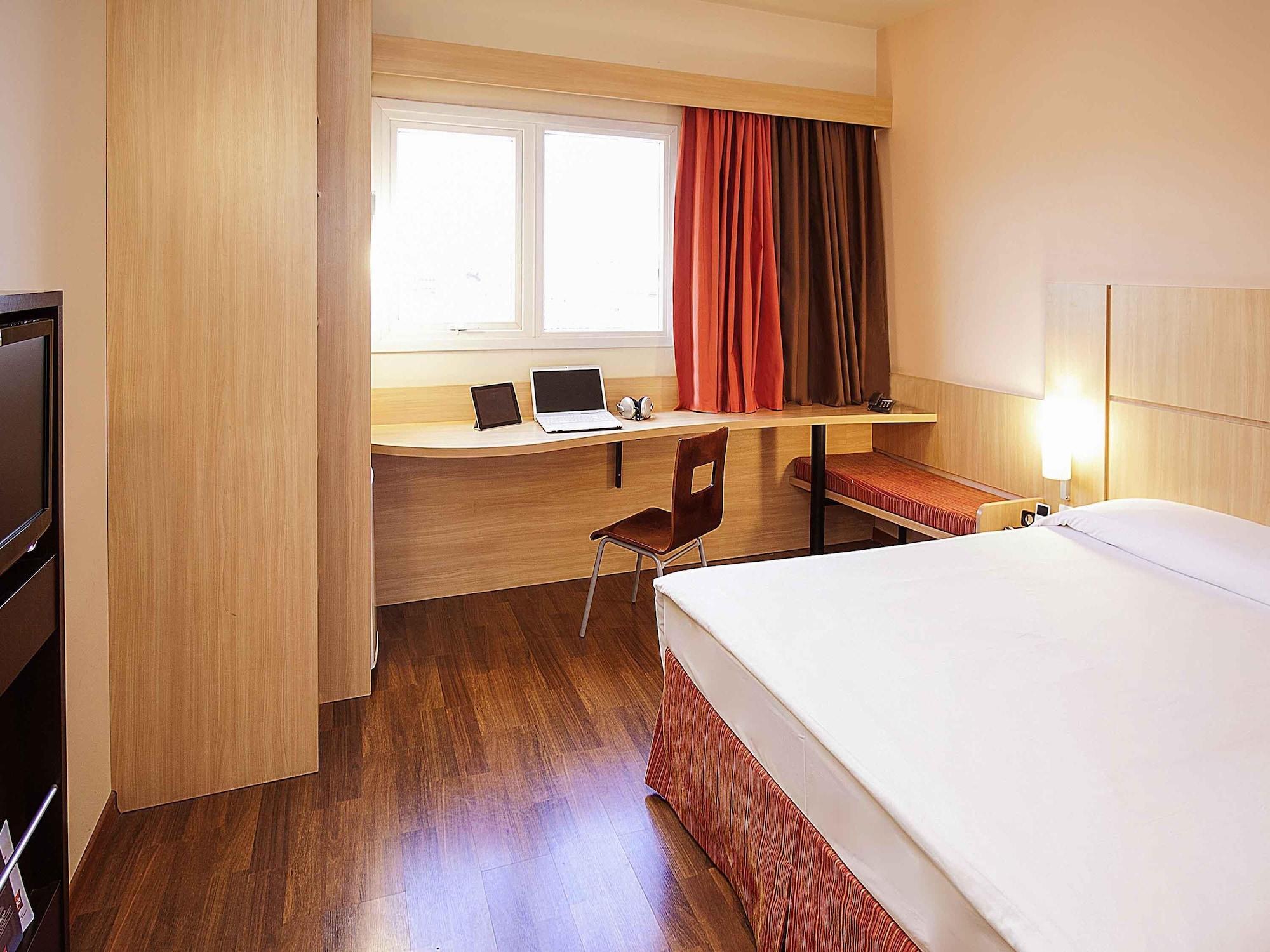 room, multiple beds