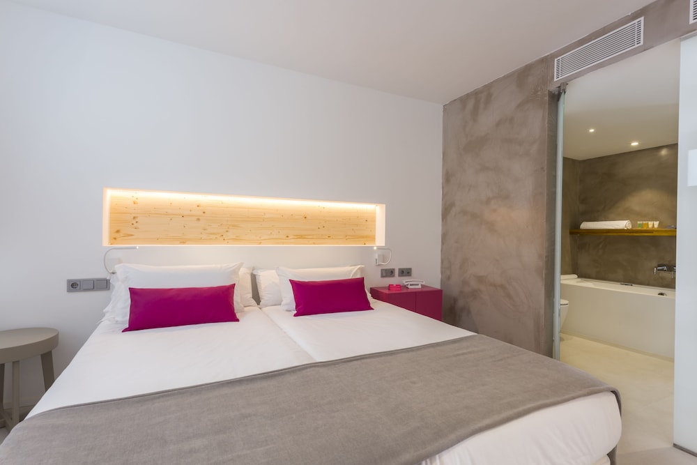 One Ibiza Suites 13/50