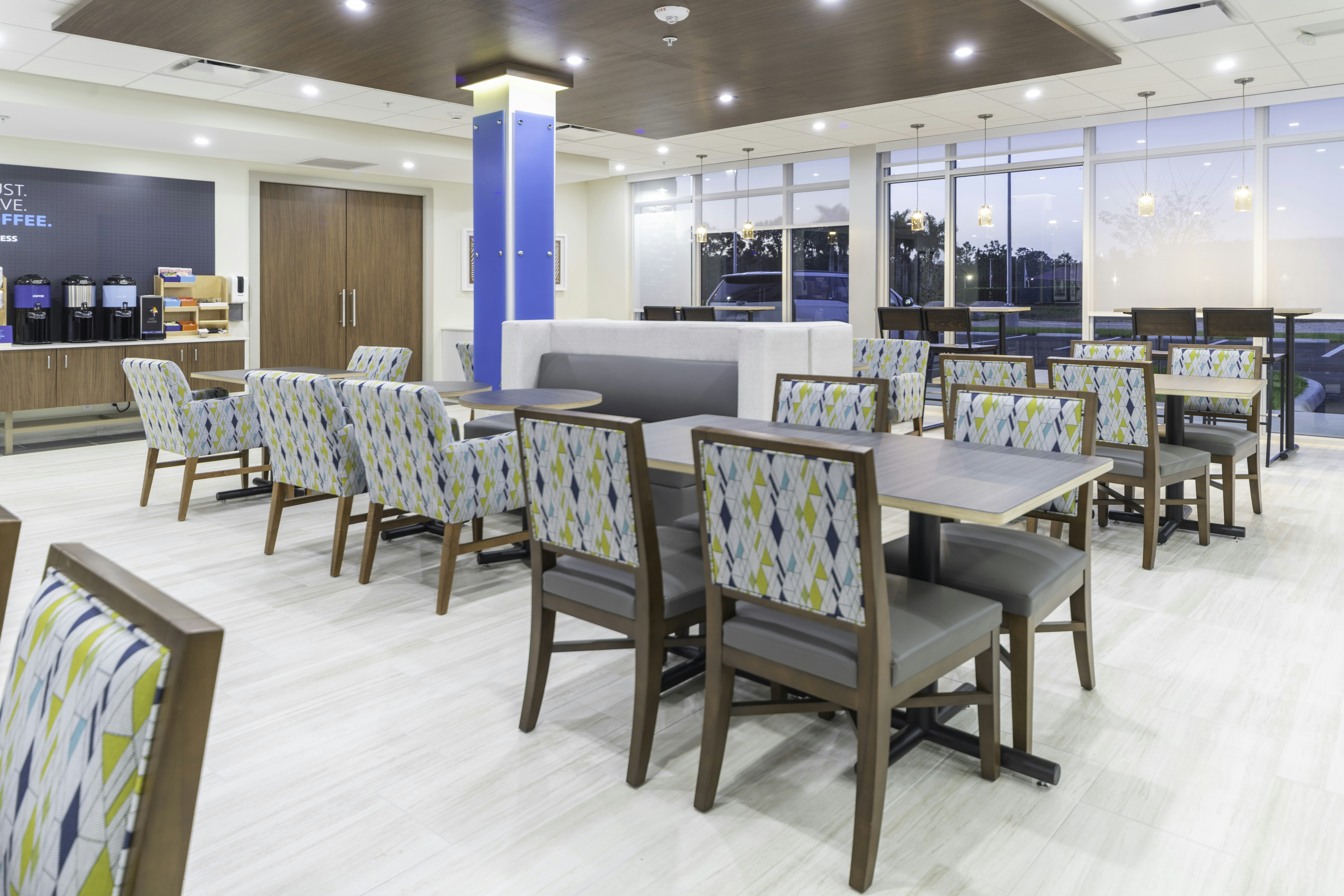 Holiday Inn Express & Suites Fort Myers Airport 38/54