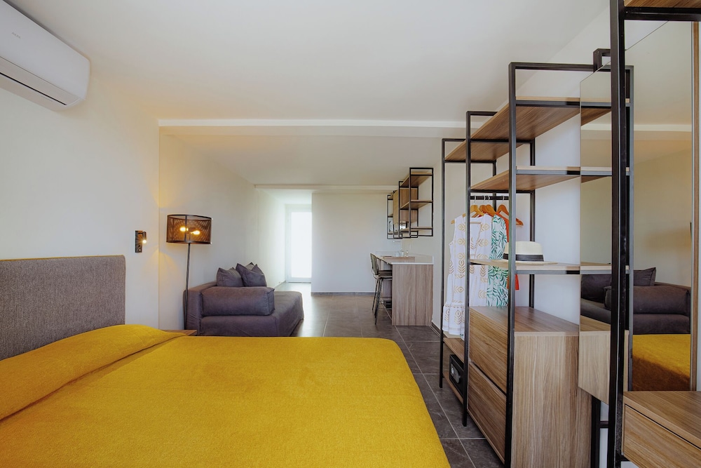 JUNIOR SUITE, KING BED