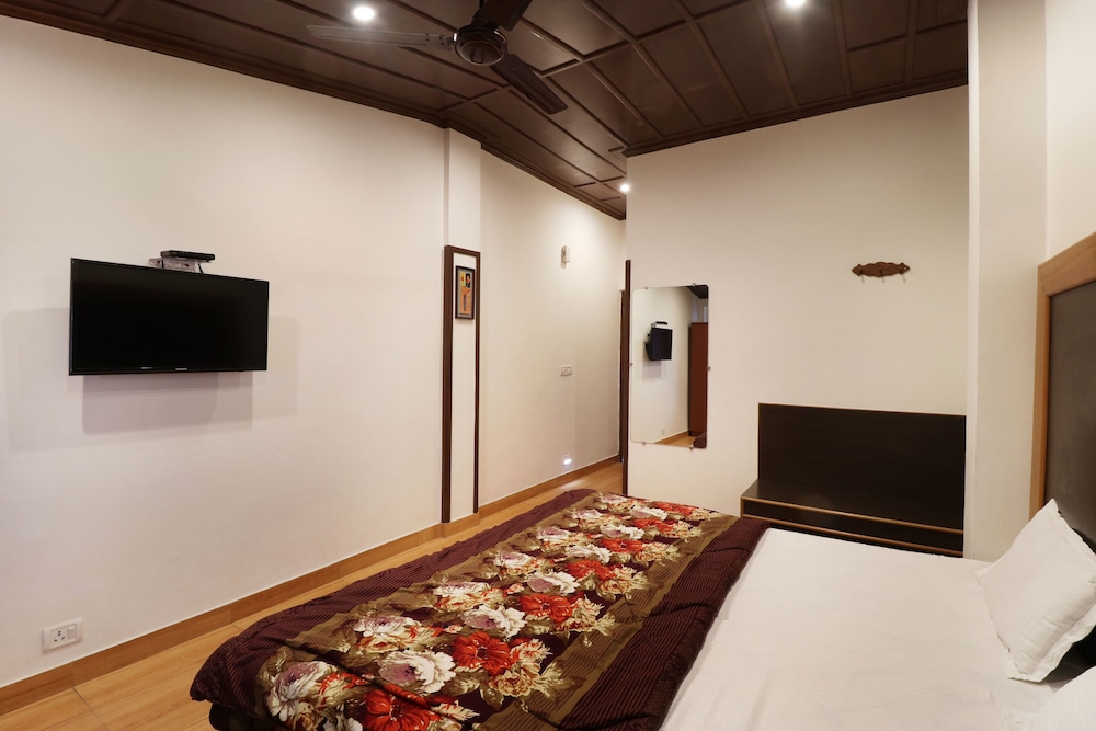 HOTEL HIMALAYAN CLUB 27/48