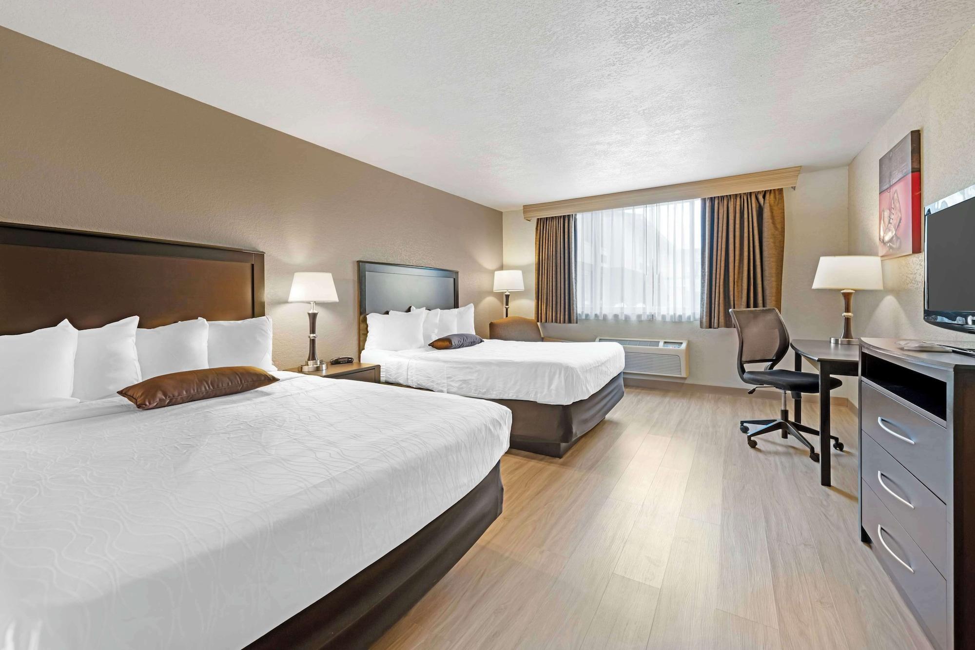 Standard, Multiple Beds, Sofa, Accessible، Best Western Green Bay Inn Conference Center 1/3