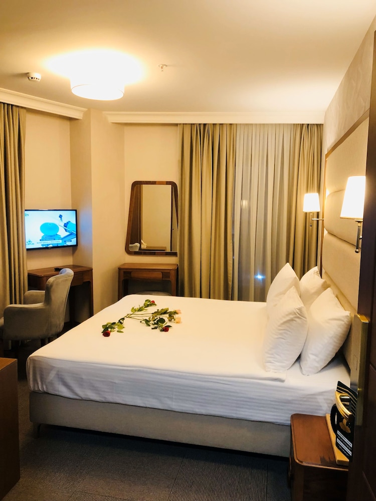 Deluxe, King Bed, Queen Bed, Balcony