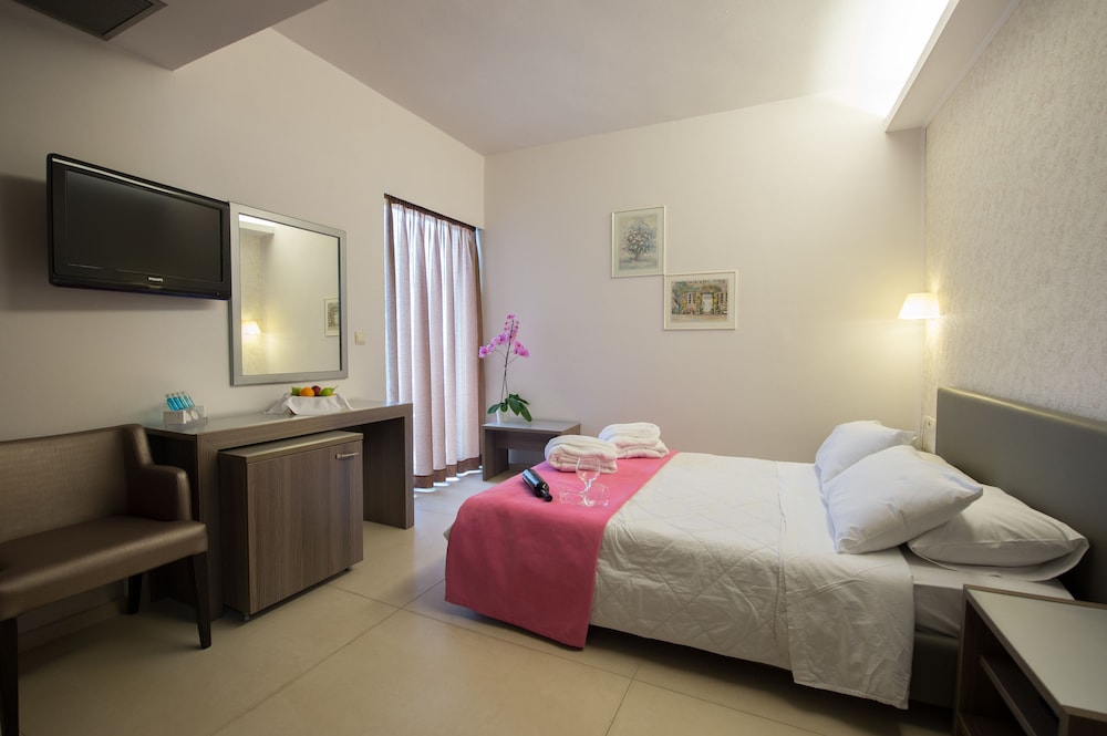 Astron Hotel 10/50