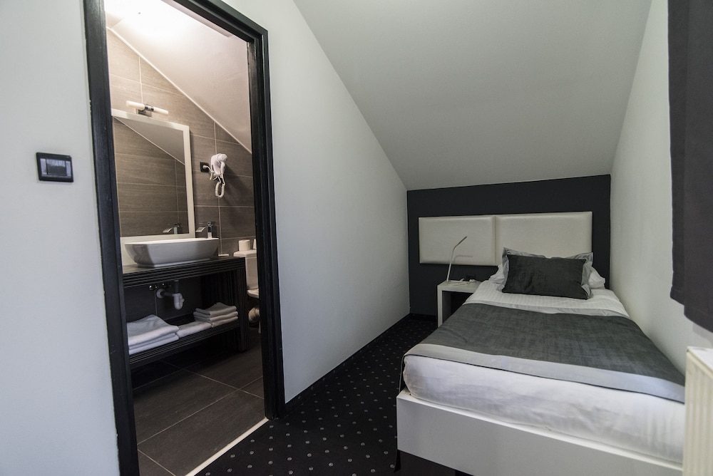 COOL ROOMS ZAGREB AIRPORT 6/62