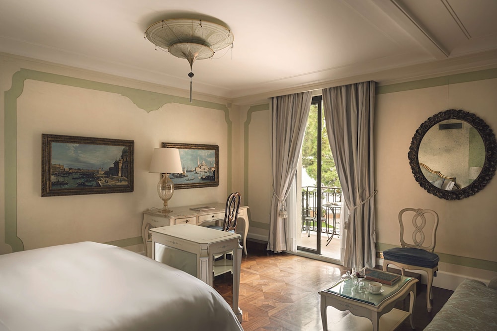 Premium, King Bed, Lagoon View, Balcony