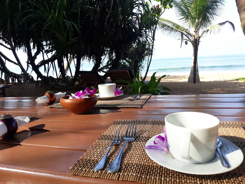 Arcade Beach Hotel 24/50