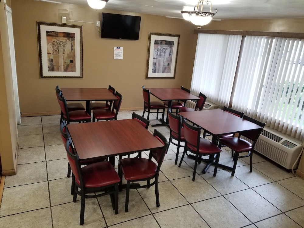 OYO Travelodge by Wyndham Lansing IL 16/26