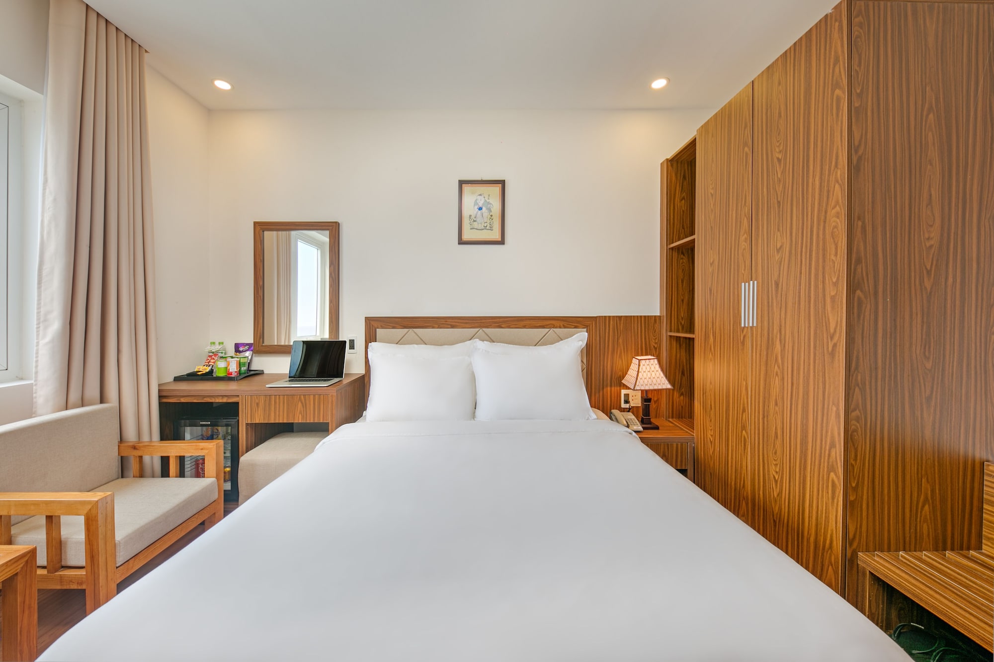 SUPERIOR, QUEEN BED