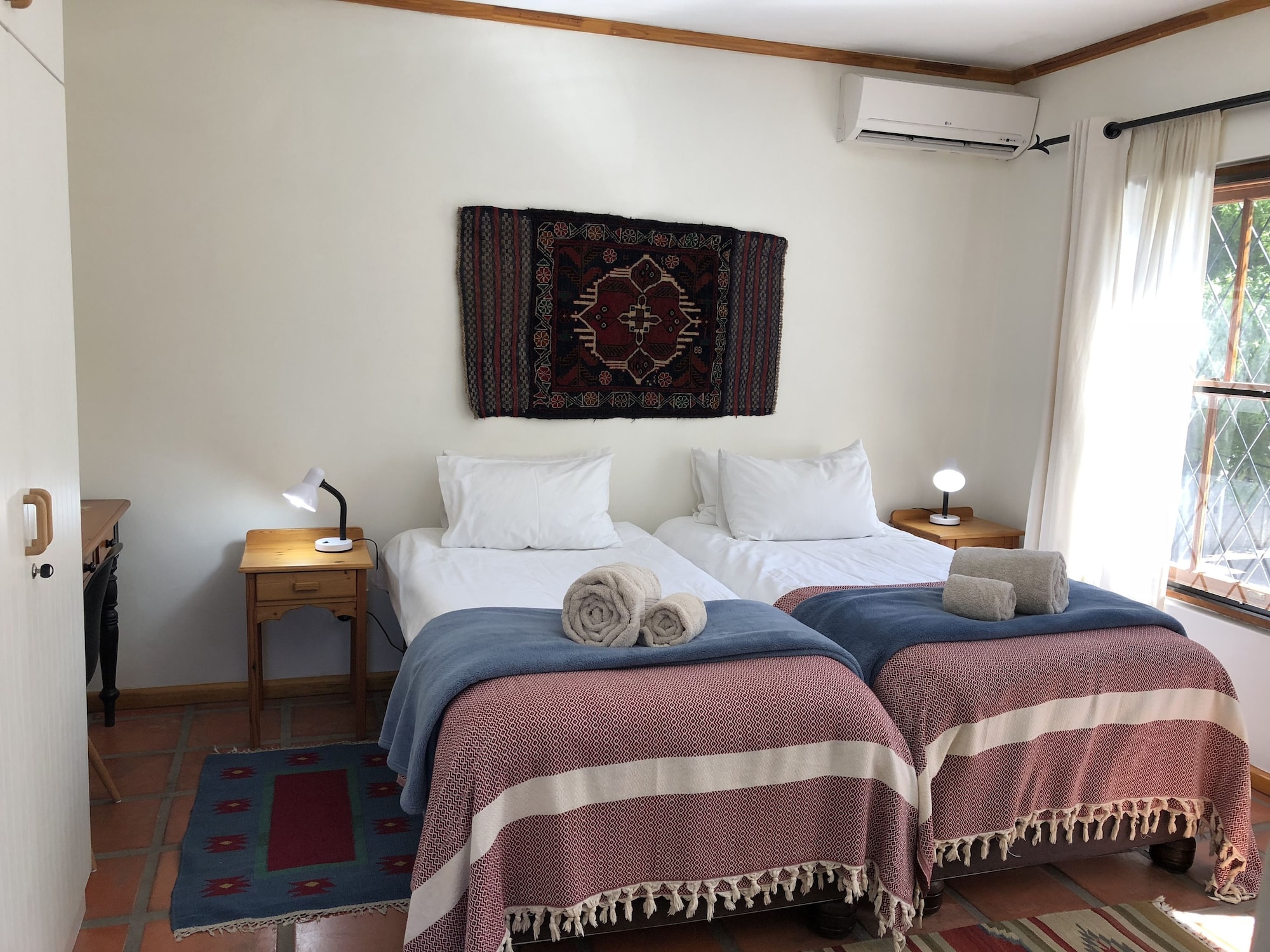 ROOM, TWIN BEDS