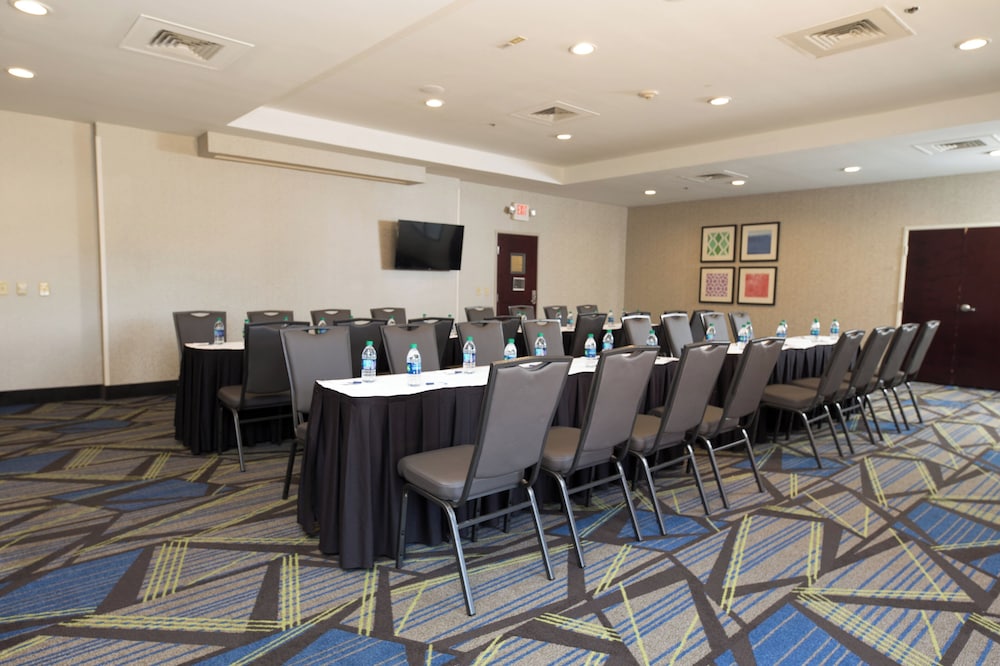 Holiday Inn Express Hotel & Suites Clinton 45/48