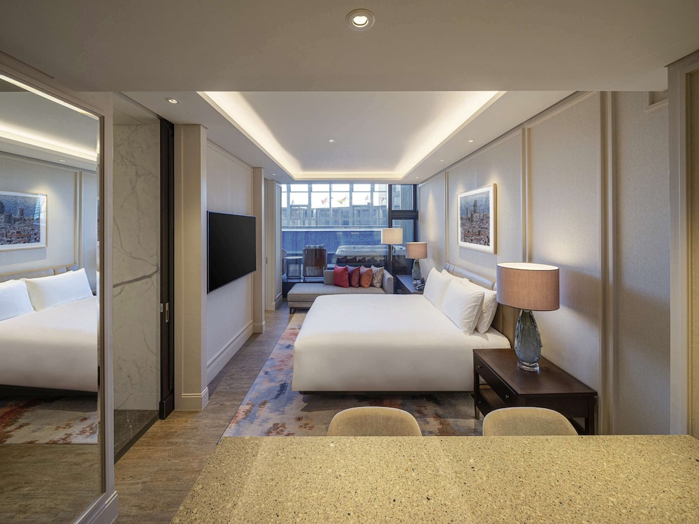 SUITE, KING BED, POOL SIDE