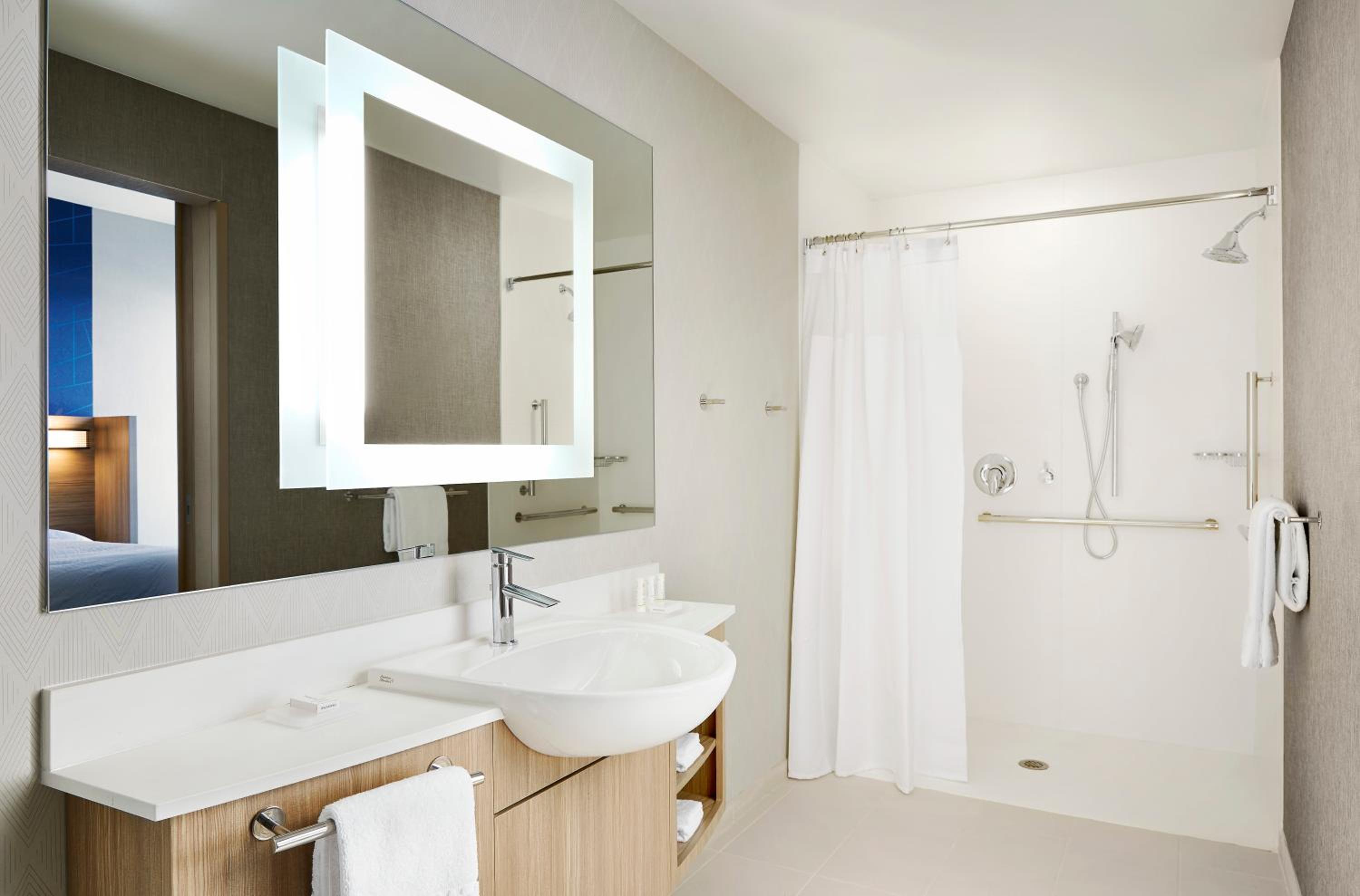 جناح جونيور بسريرين كوين مع سرير سحّاب إضافي لذوي الإعاقة، Springhill Suites Springfield North 5/6